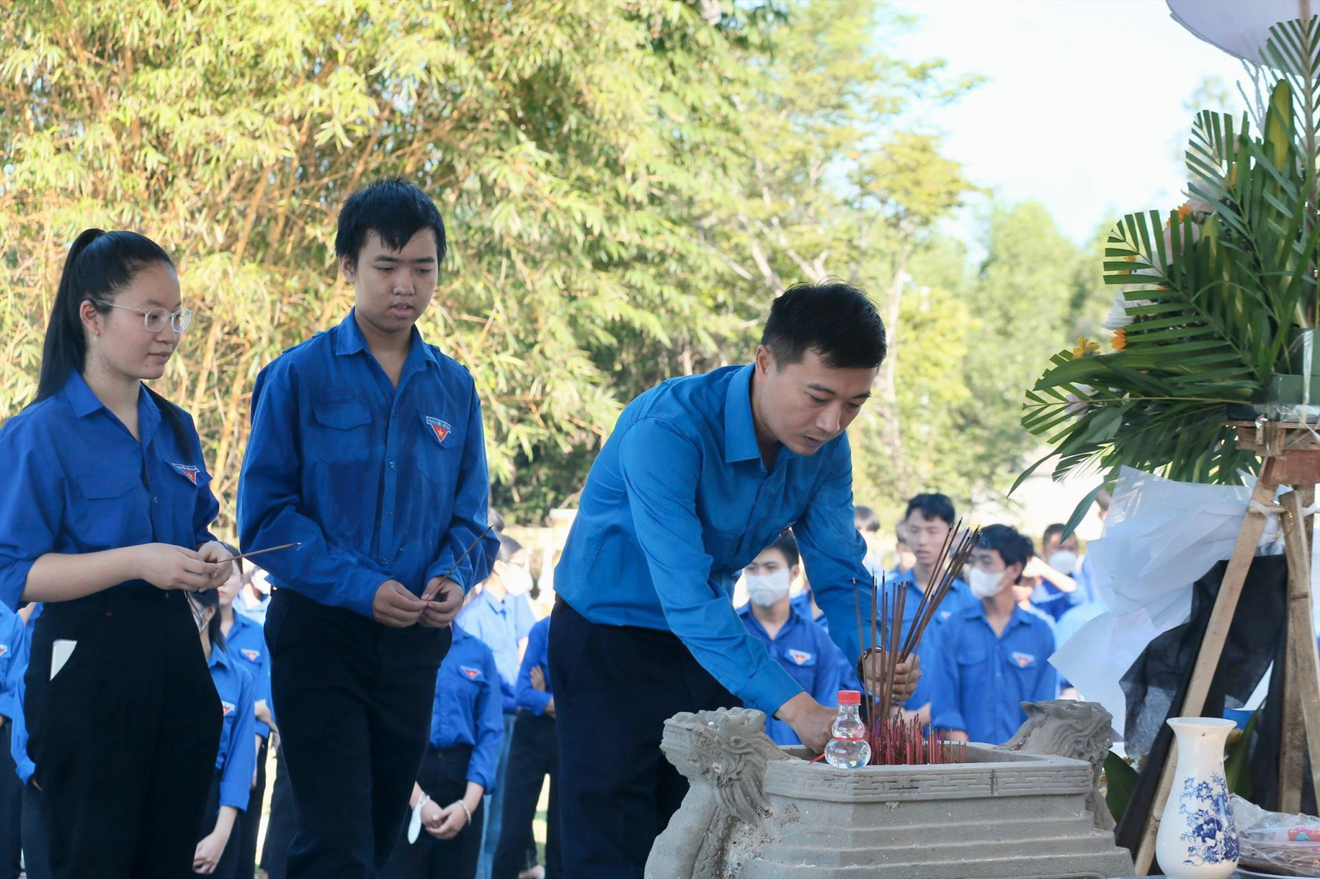 Tuổi trẻ Thăng Bình viếng hương mộ cụ Tiểu La - Nguyễn Thành