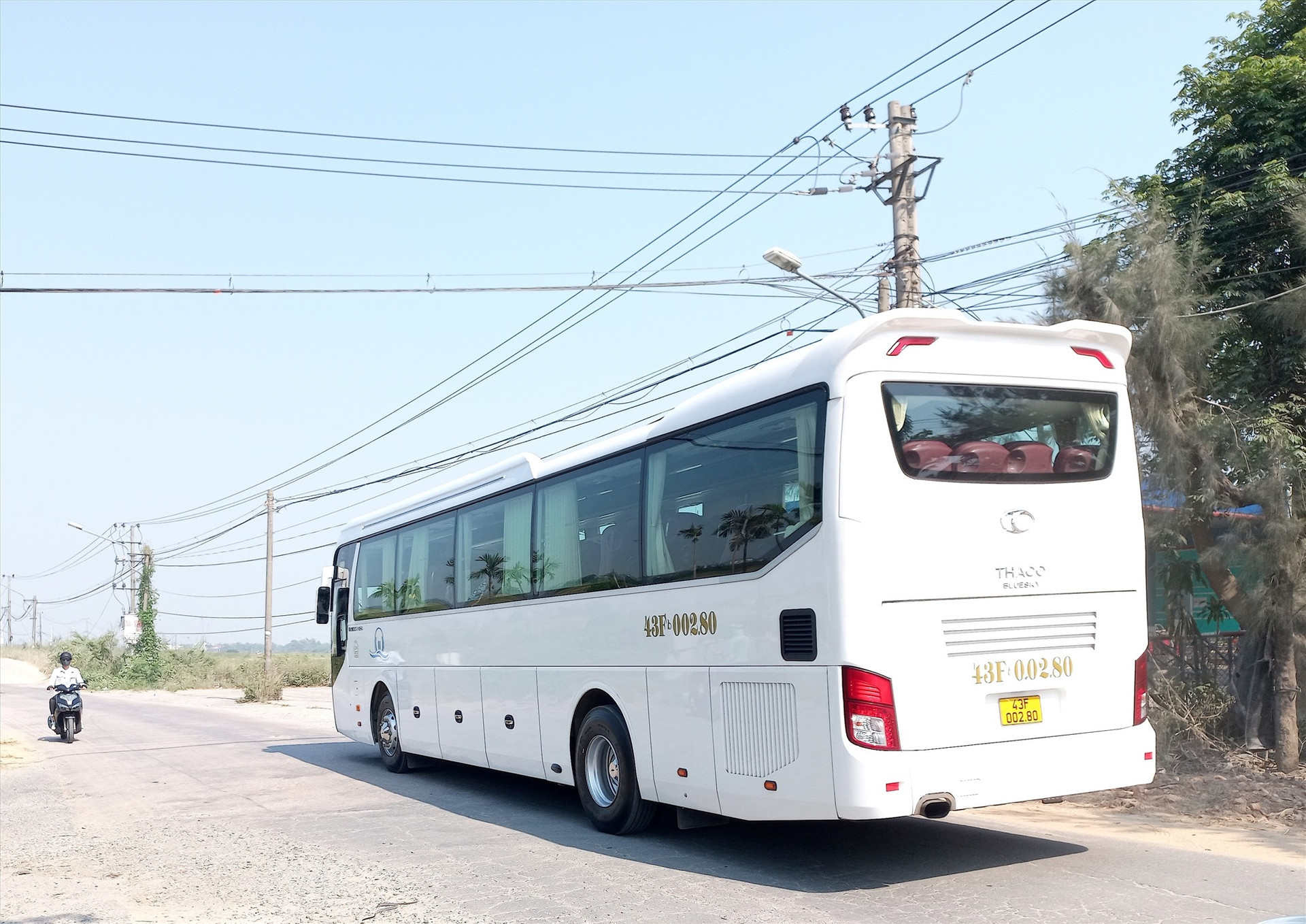 Xe chở khách du lịch từ Hội An lưu thông lên Điện Bàn. Ảnh: C.T