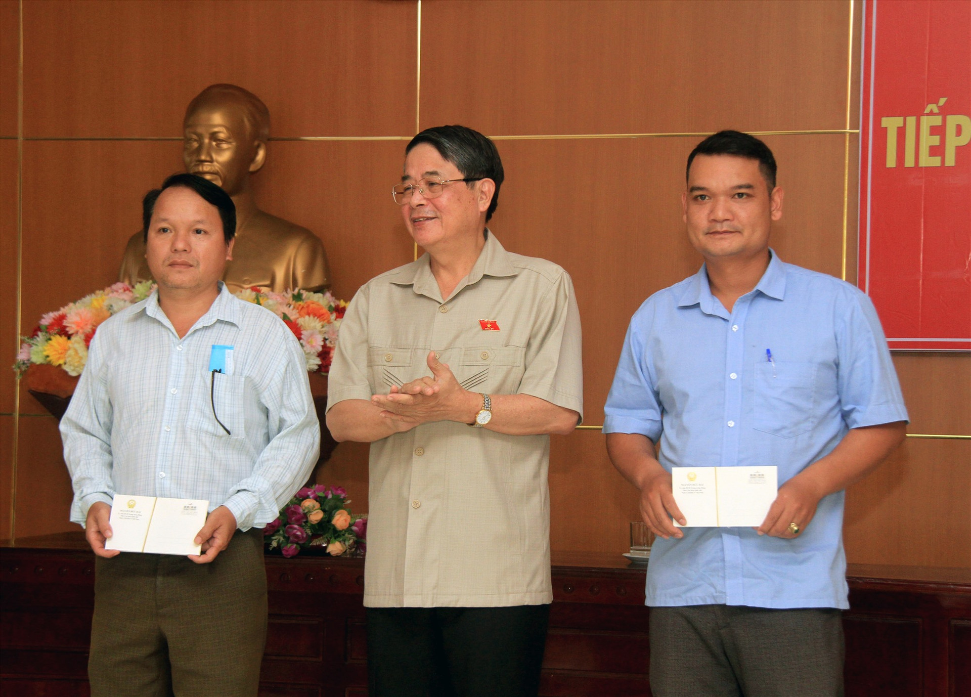 Thông qua chính quyền địa phương, Phó Chủ tịch Quốc hội Nguyễn Đức Hải gửi tặng 20 suất quà hỗ trợ đồng bào khó khăn xã Phước Lộc và Phước Kim. Ảnh: T.C