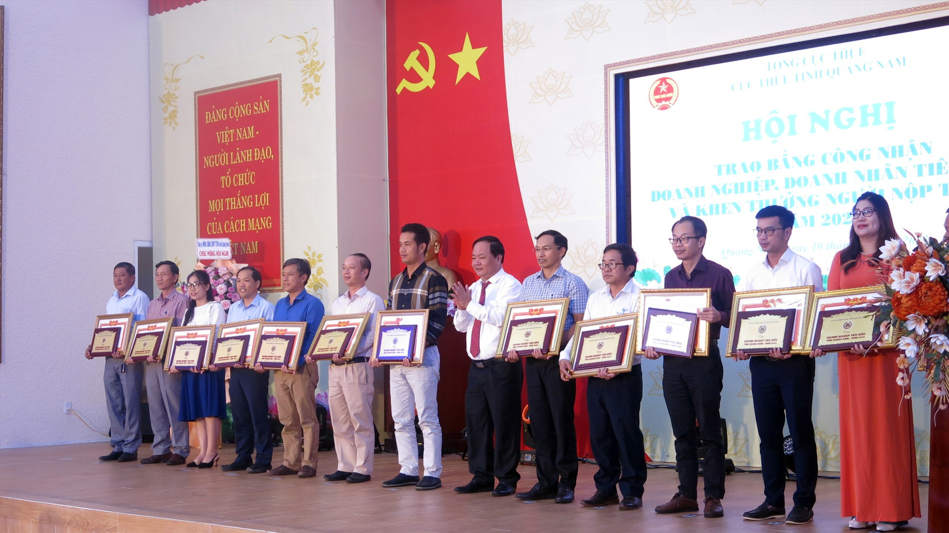Phó Chủ tịch UBND tỉnh Nguyễn Hồng Quang trao bằng khen cho các doanh nghiệp, doanh nhân, người nộp thuế tốt. Ảnh T.D