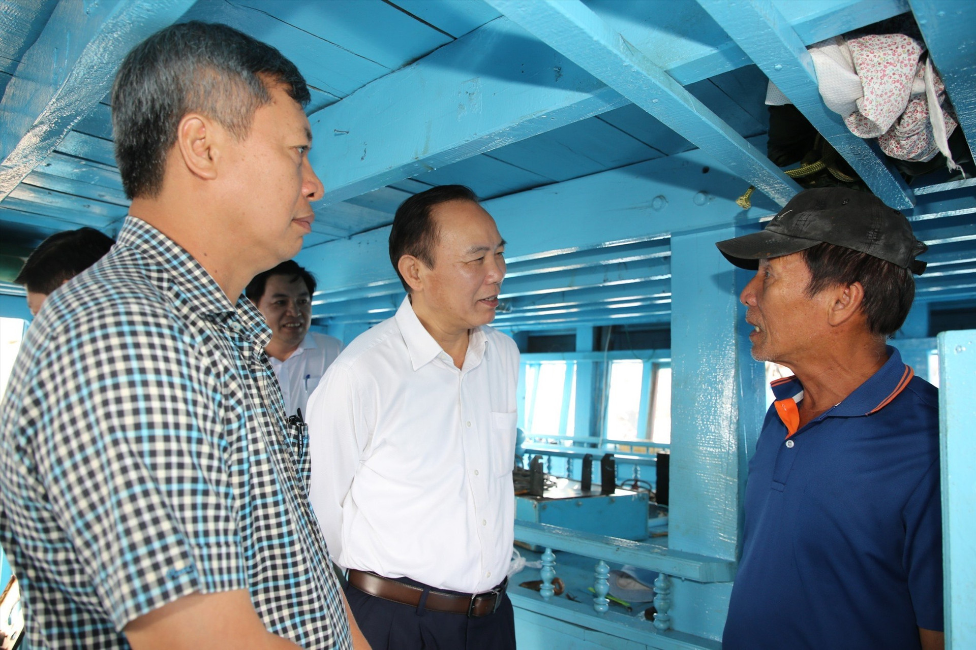 Thứ trưởng Bộ NN&PTNT cùng Phó Chủ tịch UBND tỉnh Hồ Quang Bửu trao đổi với ngư dân về gỡ “thẻ vàng” thủy sản. Ảnh: Q.VIỆT