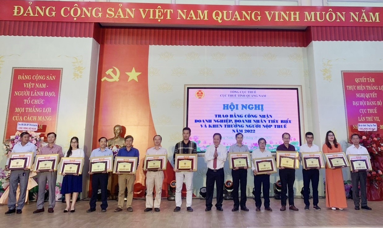 Ông Cao Huy Bảo - Tổng Giám đốc AVC (thứ 4 từ phải qua) nhận danh hiệu Doanh nghiệp tiêu biểu tỉnh Quảng Nam lần thứ VI - 2022. Ảnh: V.L
