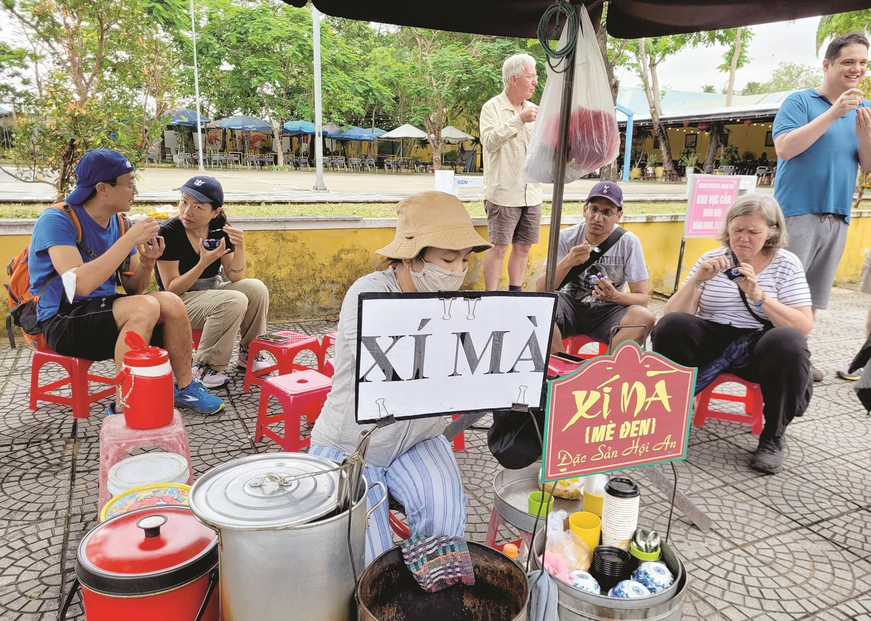 Tourists enjoy Xi ma (black sesame sweet soup) – a specialty of Hoi An