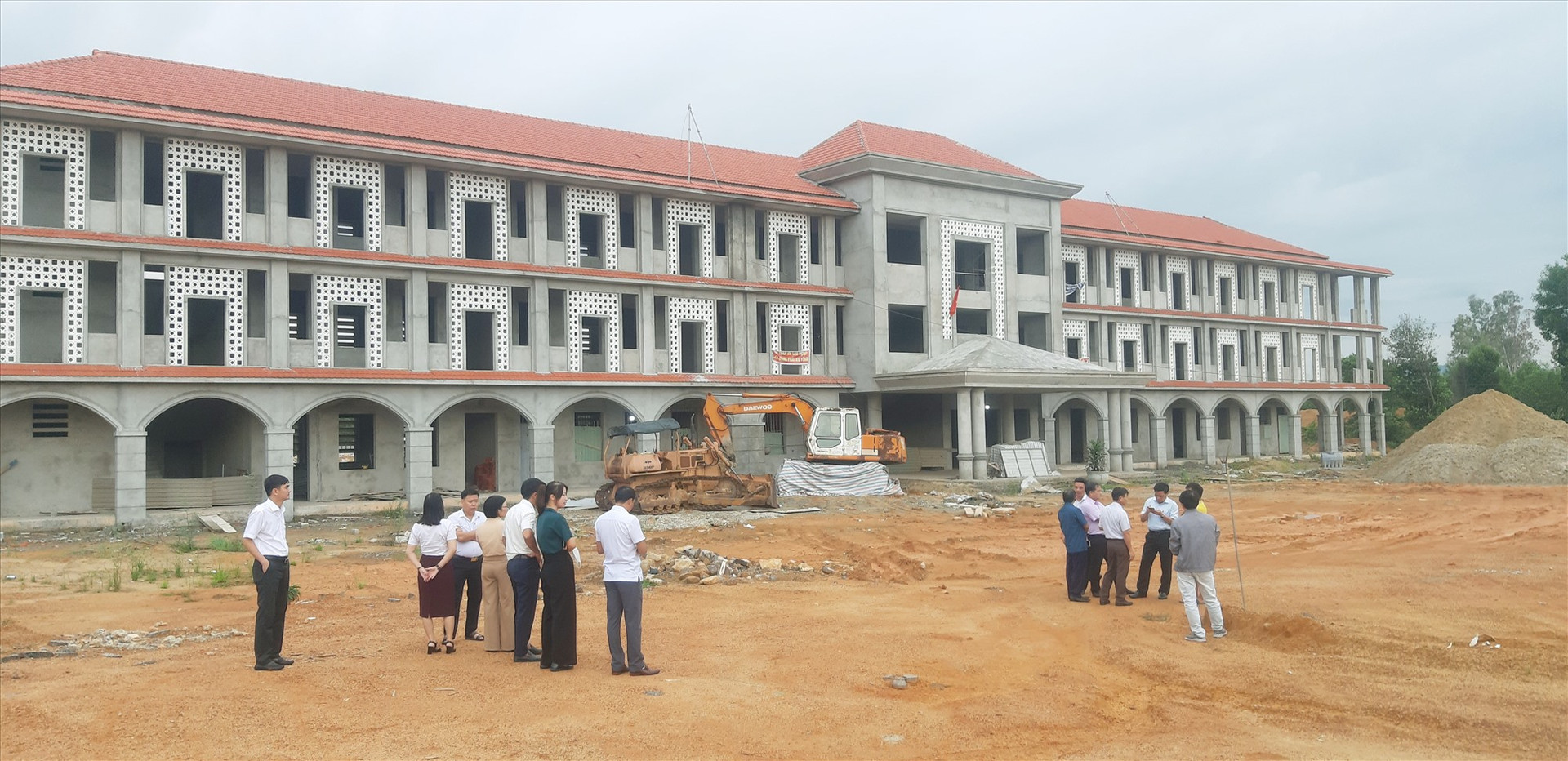 Công trình Trường THPT Trần Đại Nghĩa đang thi công dang dở.   Ảnh: PV