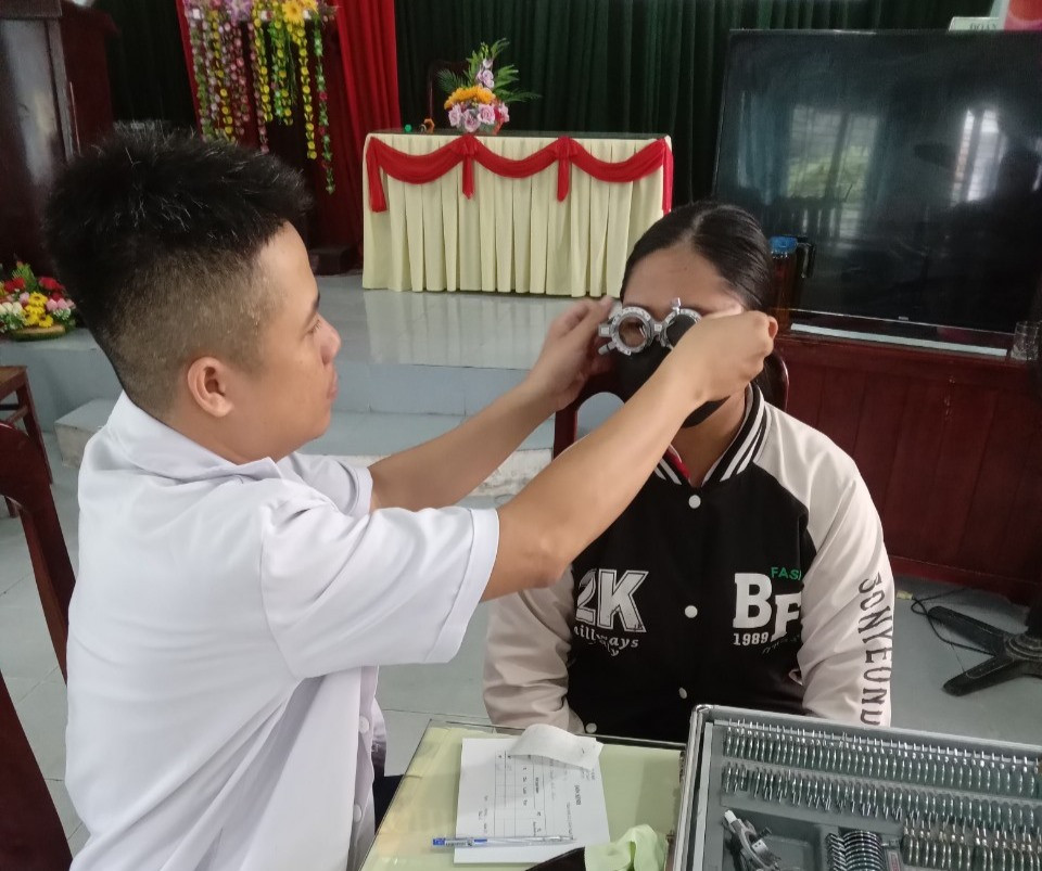Học sinh khối THCS huyện Thăng Bình được khám tầm soát và tặng kính khúc xạ từ chương trình. Ảnh: L.Q