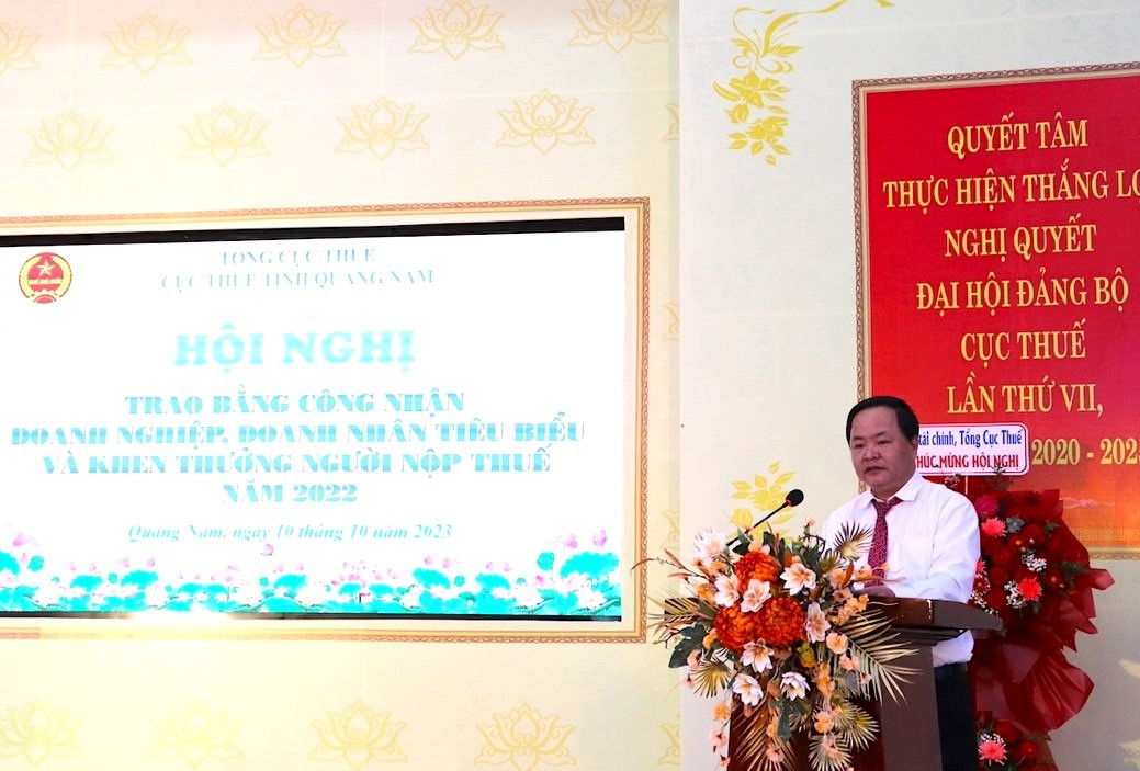 Phó Chủ tịch UBND tỉnh Nguyễn Hồng Quang ghi nhận những đóng góp của cộng đồng doanh nghiệp, trong đó có Công ty Thủy điện Sông Bung. Ảnh: Q.VIỆT
