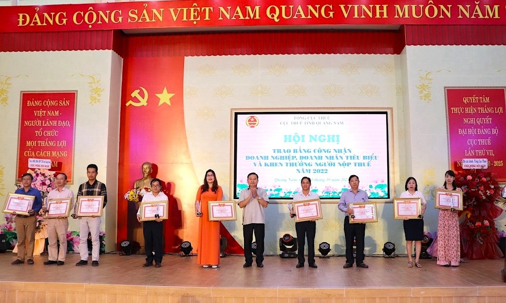 Ông Lê Đình Bản - Giám đốc Công ty Thuỷ điện Sông Bung (thứ 4 từ trái qua) nhận danh hiệu Doanh nhân tiêu biểu tỉnh Quảng Nam lần thứ VI – 2022. Ảnh: Q.VIỆT