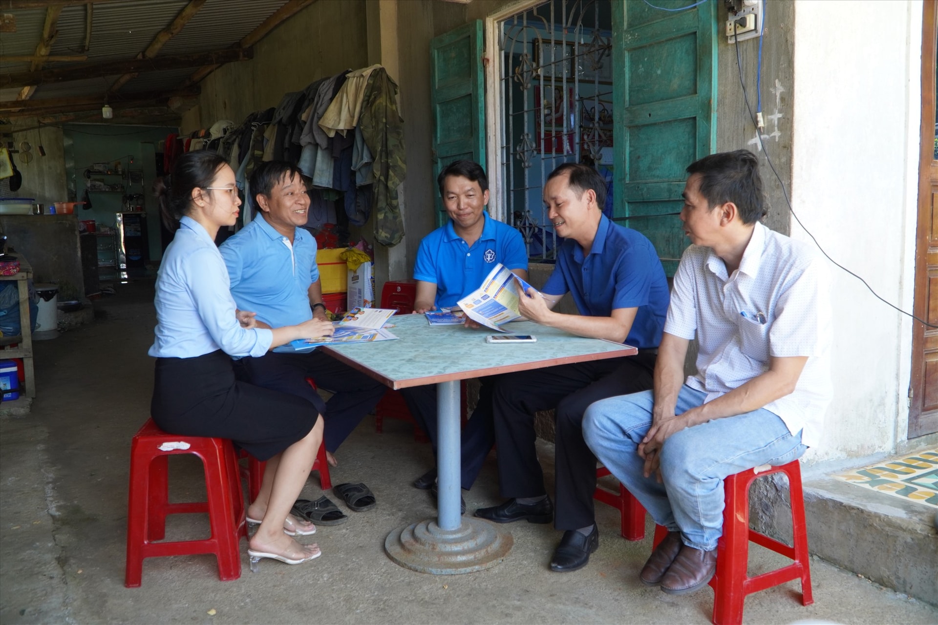 Việc phát triển người tham gia các chế độ bảo hiểm xã hội, bảo hiểm y tế được thực hiện ở cơ sở. Ảnh: D.L