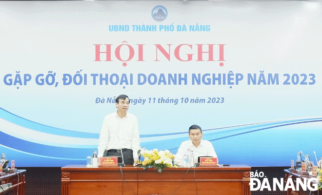 Chủ tịch UBND thành phố Lê Trung Chinh (bên trái) và Phó Chủ tịch Thường trực UBND thành phố Hồ Kỳ Minh đồng chủ trì hội nghị. Ảnh: M.QUẾ