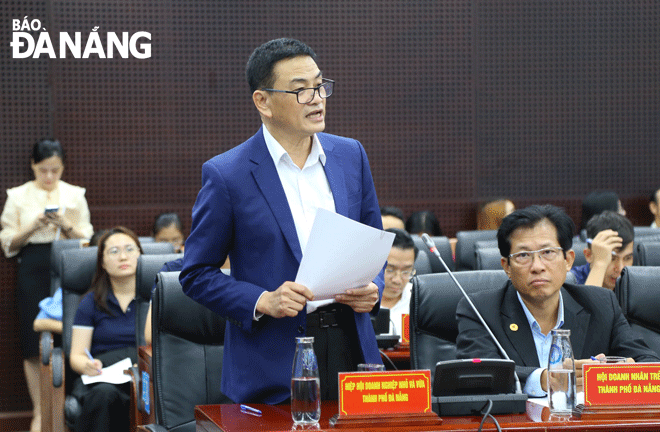Chủ tịch Hiệp hội Doanh nghiệp nhỏ và vừa thành phố Phạm Bắc Bình kiến nghị các khó khăn của doanh nghiệp hiện nay tại hội nghị. Ảnh: M.Q