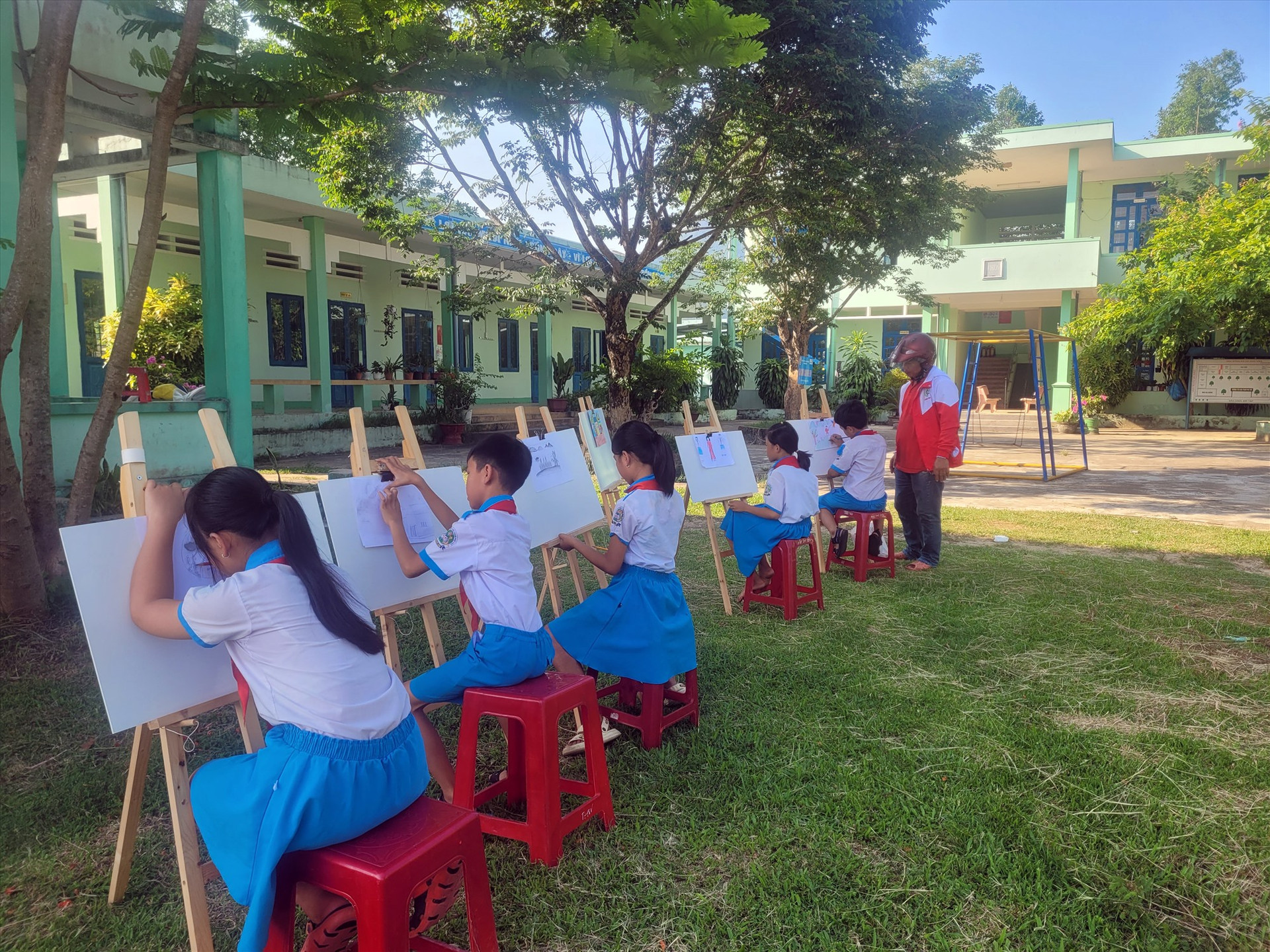 Câu lạc bộ hội họa tại Trường Tiểu học Phạm Phú Thứ (Nông Sơn). Ảnh: T.T