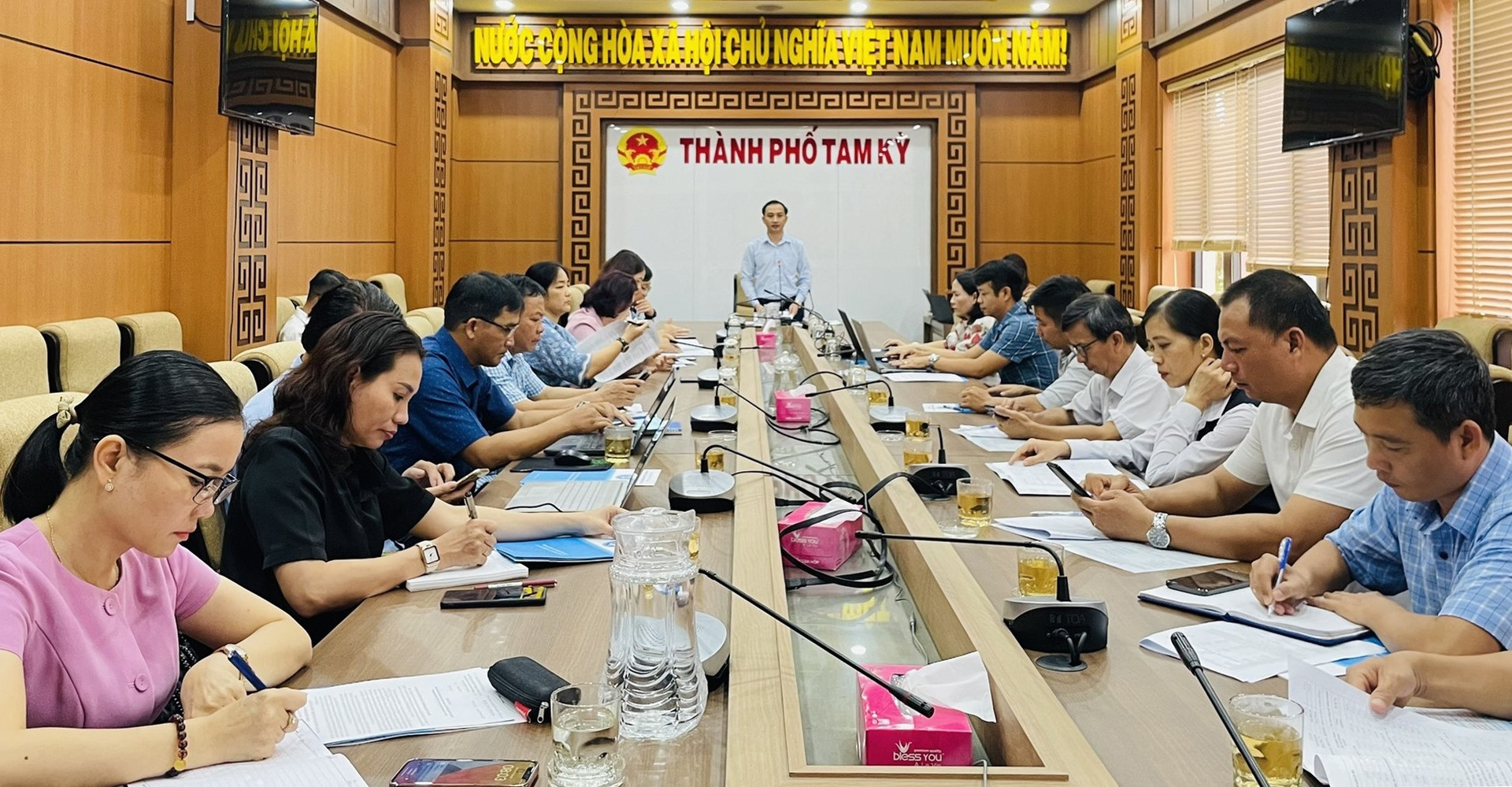 Phó Chủ tịch UBND TP Tam Kỳ Nguyễn Hồng Lai phát biểu tại cuộc họp.