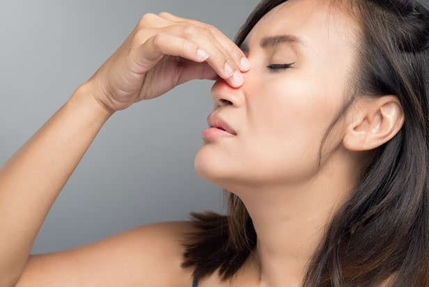 Nghẹt mũi là một trong những triệu chứng của viêm xoang gây khó chịu ở người bệnh.