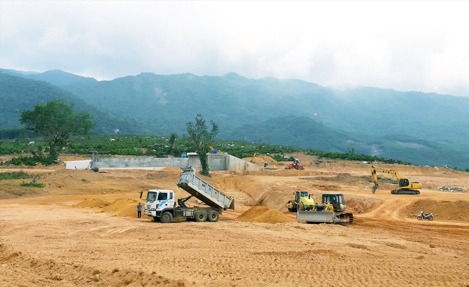 Huyện Quế Sơn đang chờ cấp bổ sung kinh phí để tiếp tục bồi thường thiệt hại, giải phóng mặt bằng đối với 7,41ha đất.   Ảnh: M.L