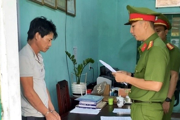 Công an huyện Núi Thành đọc lệnh bắt tạm giam Huỳnh Minh Thắng. Ảnh: L.H.N.T