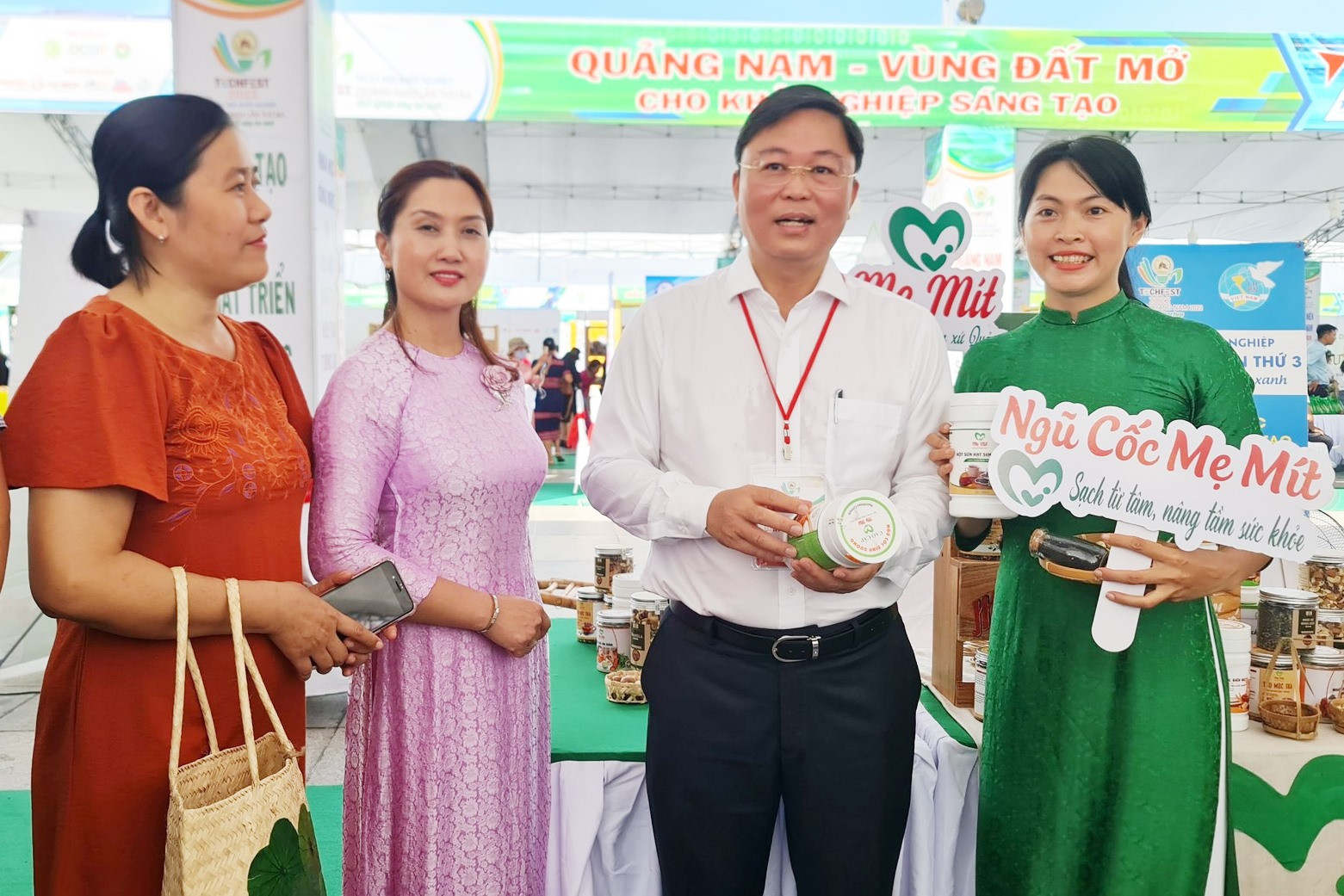 Chủ tịch UBND tỉnh Lê Trí Thanh cùng chủ thể khởi nghiệp Thái Thị Nhị (áo xanh). Ảnh: PHAN VINH