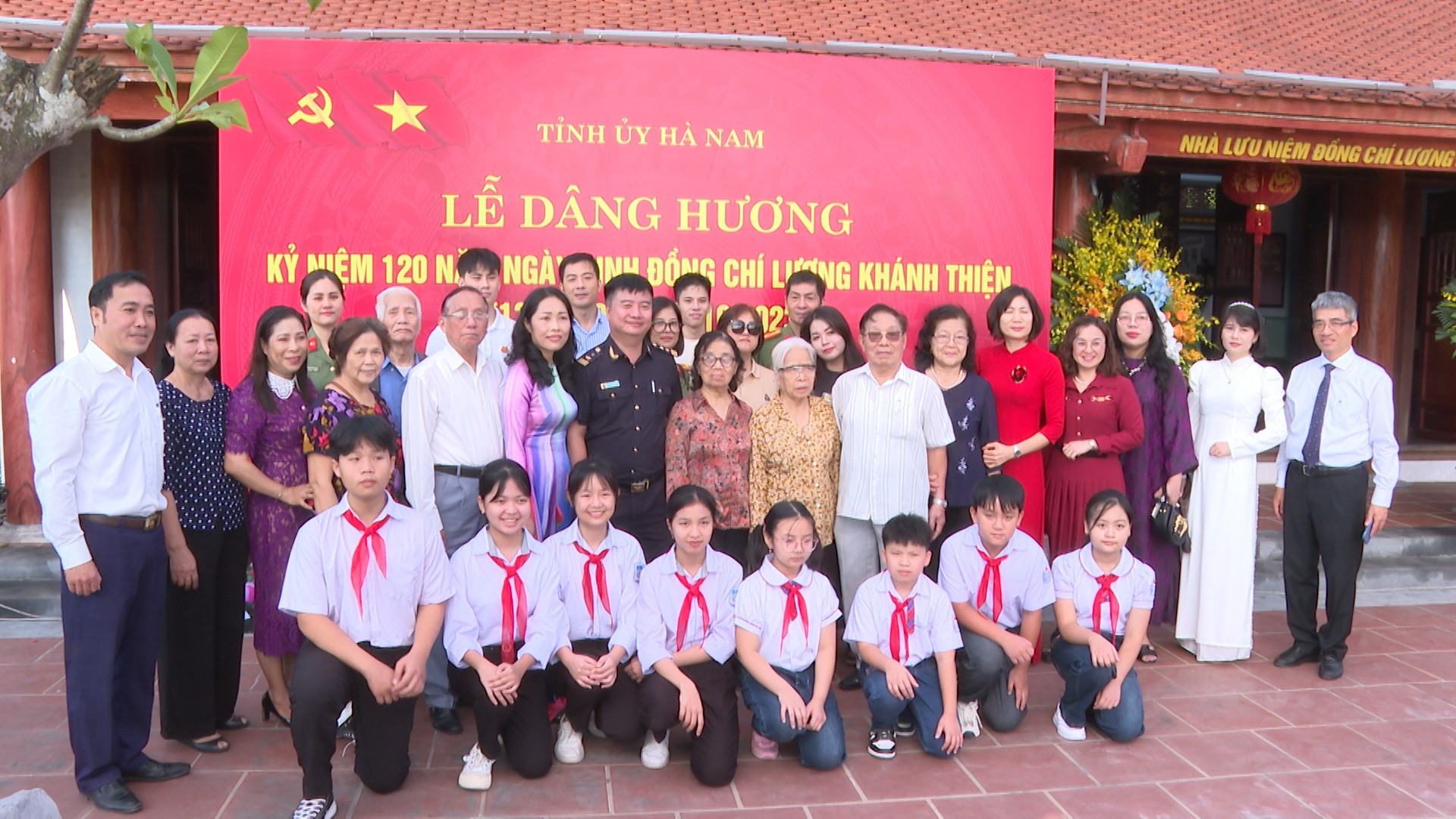 Lãnh đạo, nhân dân, học sinh tỉnh Hà Nam về “địa chỉ đỏ“, dâng hương tưởng niệm đồng chí Lương Khánh Thiện.