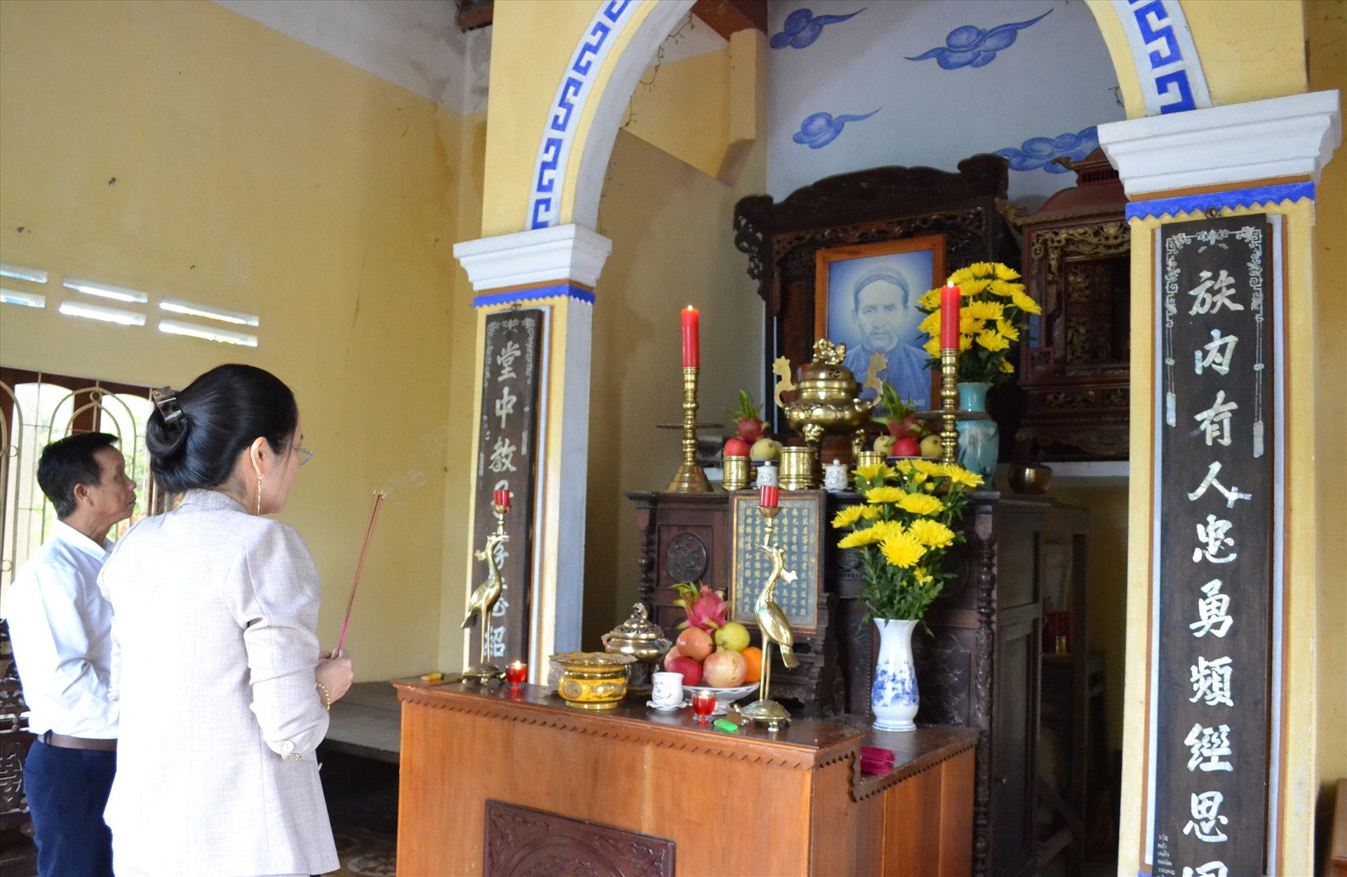 Bà Phan Thị Nhi - Phó Chủ tịch UBND huyện Thăng Bình viếng hương tại nhà thờ cụ Tiểu La - Nguyễn Thành. Ảnh: Q.VIỆT