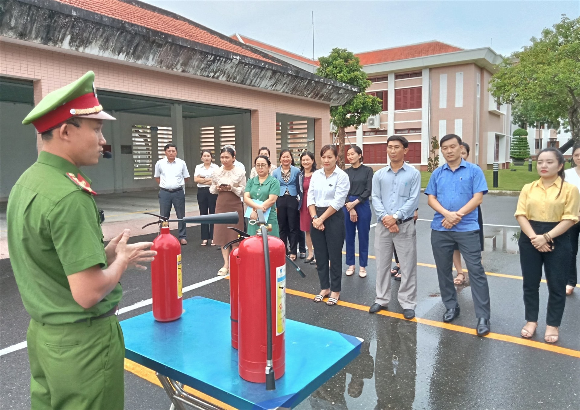 Thông tin về cấu tạo và nguyên lý hoạt động của bình chữa cháy cho cán bộ công chức Văn phòng Đoàn ĐBQH&HĐND tỉnh.