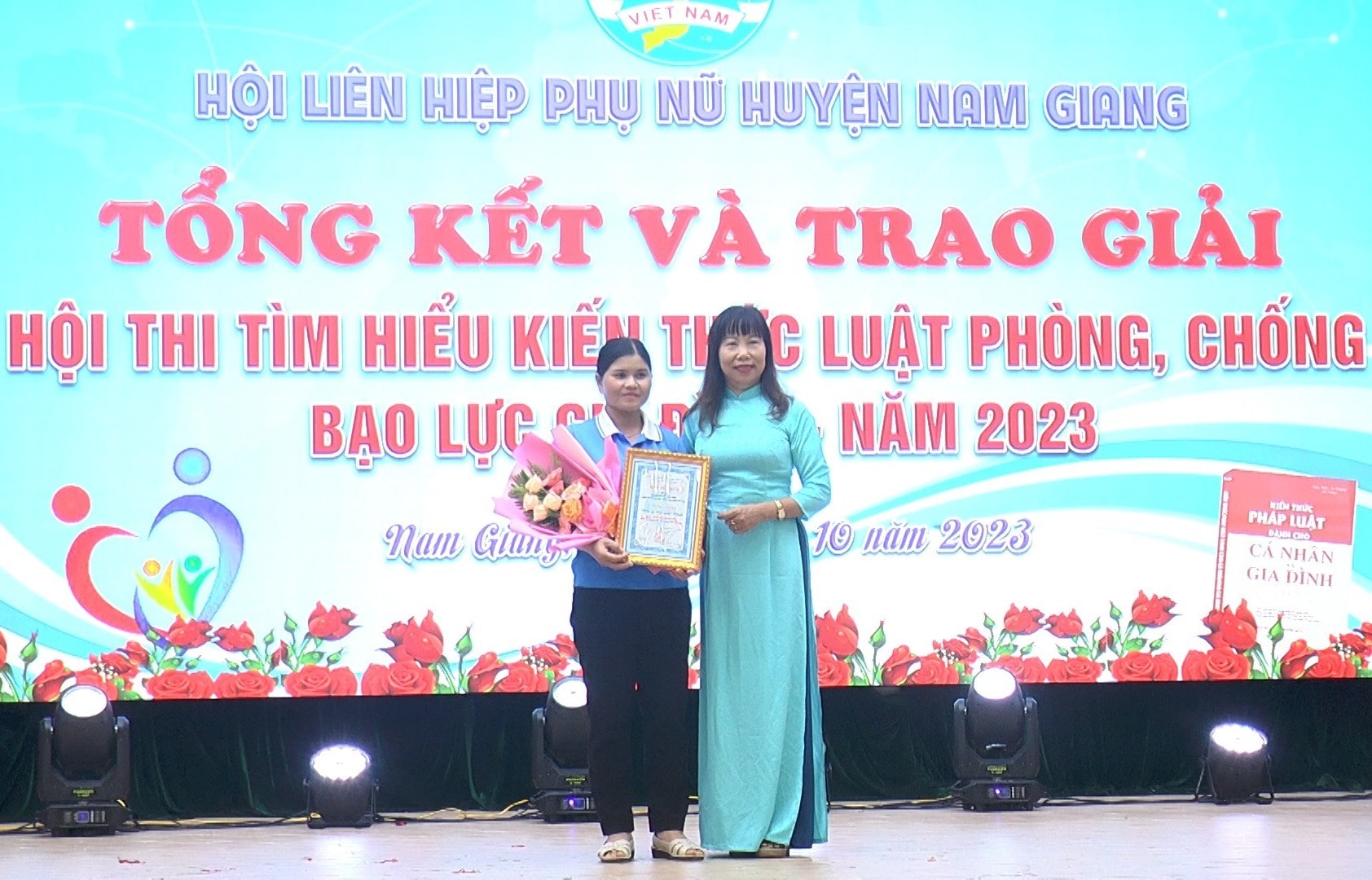 Trao giải nhất cho xã Đắc Pring.