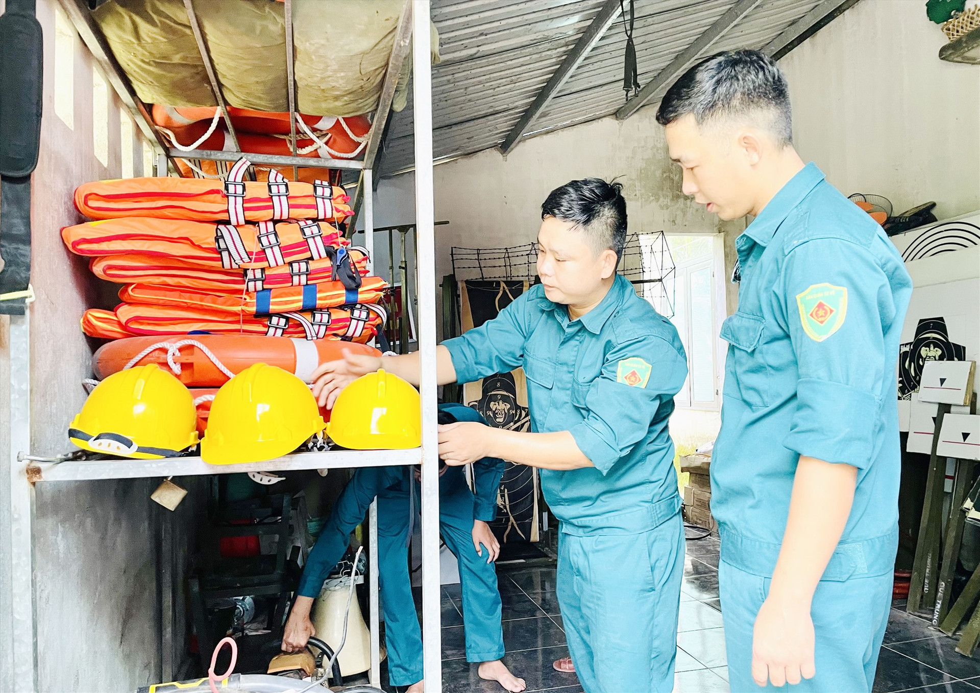 Đội xung kích PCTT&TKCN thị trấn Trung Phước kiểm tra phương tiện, cơ sở vật chất trước mùa mưa bão. Ảnh: TÂM THÔNG