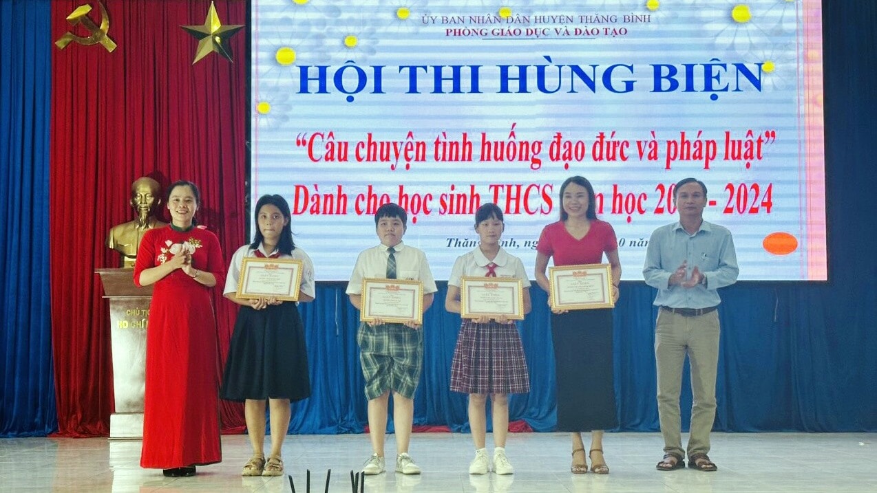 Ban tổ chức trao giải cho các thí sinh đạt giải tại hội thi.