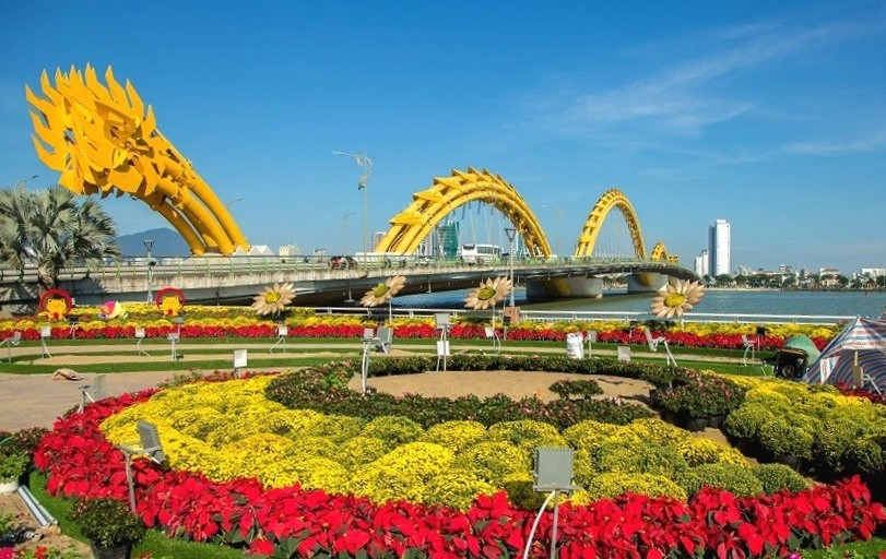 Tiểu cảnh hoa trang trí Xuân Quý Mão 2023 tại Đà Nẵng hấp dẫn người dân và du khách. Ảnh THU CUC