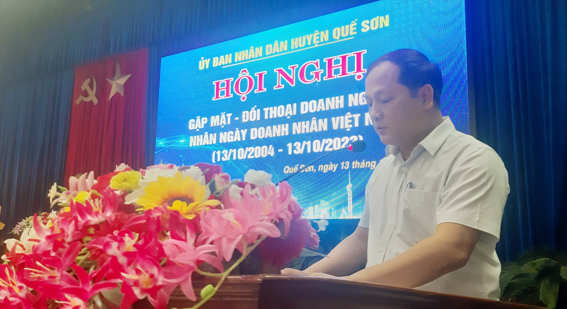 Ông Nguyễn Phước Sơn – Chủ tịch UBND huyện Quế Sơn phát biểu tại buổi họp mặt. Ảnh: PV