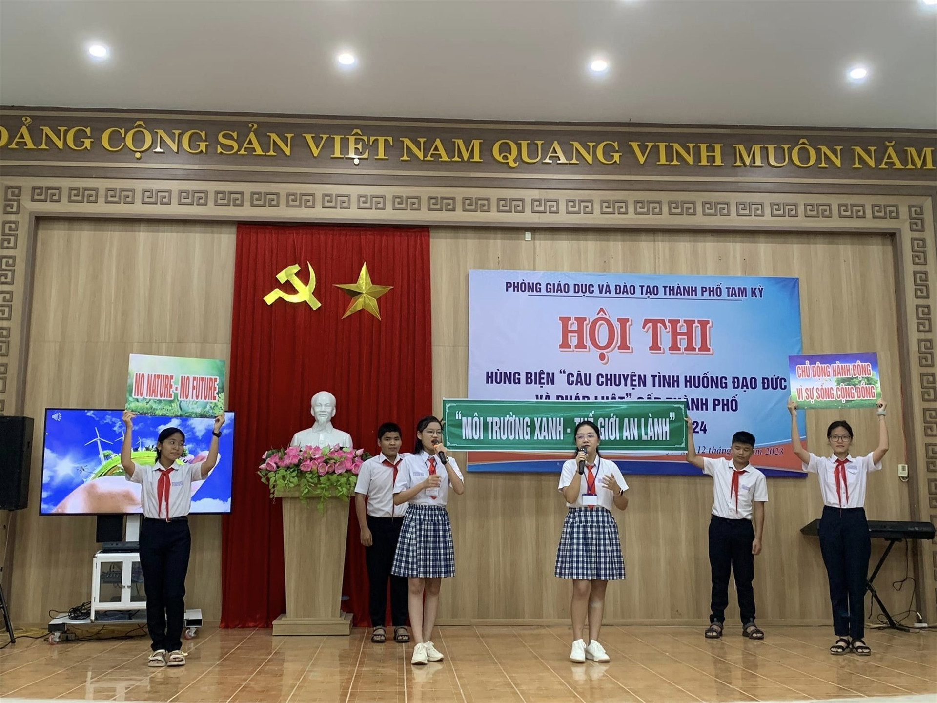 Học sinh Trường THCS Nguyễn Du (Tam Kỳ) tham gia hội thi với đề tài về bảo vệ môi trường. Ảnh: NGUYỄN THU