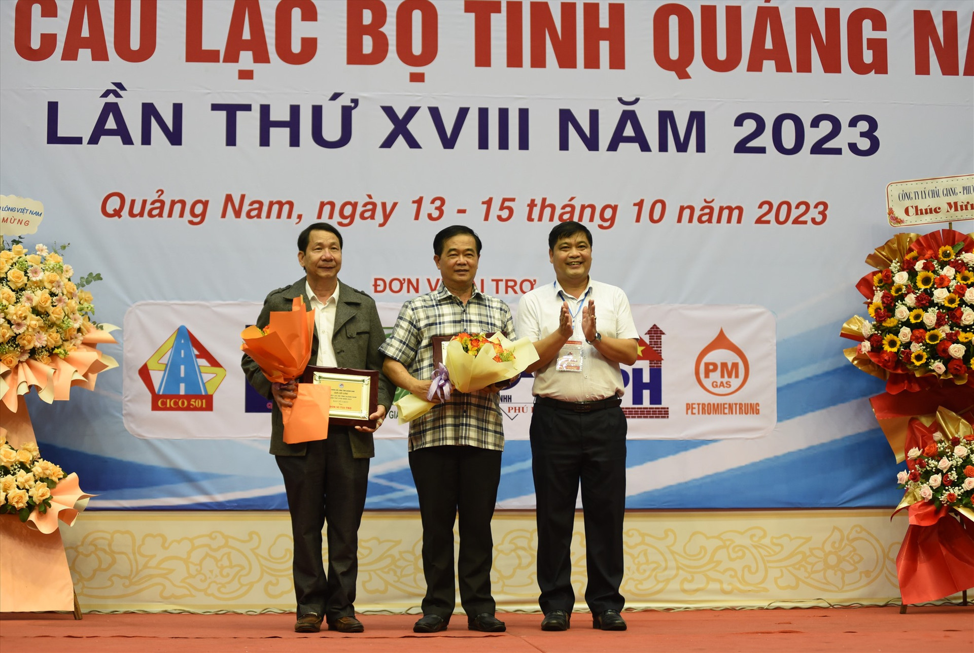 Ông Nguyễn Mạnh Hà - Chủ tịch Liên đoàn Cầu lông tỉnh Quảng Nam cám ơn các nhà tài trợ. Ảnh: T.V