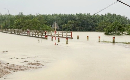 Nhiều vùng trũng thấp của huyện Nông Sơn thường xuyên bị ngập, gây chia cắt giao thông trong mùa mưa lũ. Ảnh: T.N