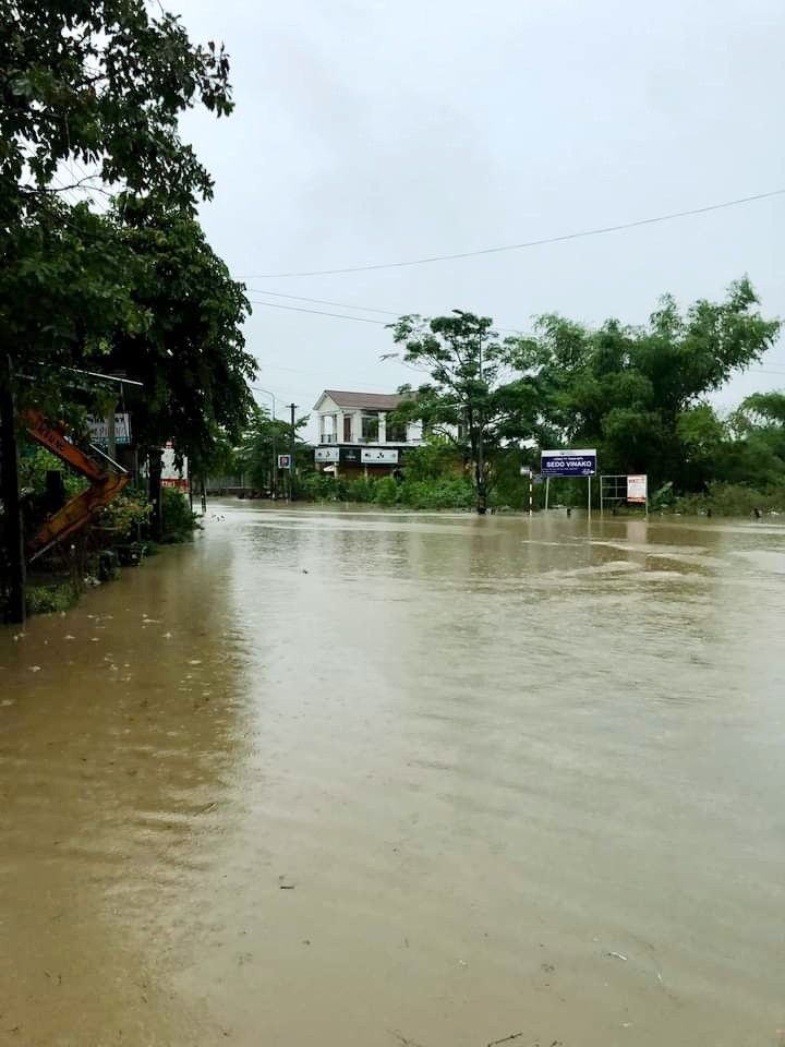 Tuyến quốc lộ 14H qua địa bàn xã Duy Sơn đang bị ngập một đoạn khoảng 50 – 70m. Ảnh: PV