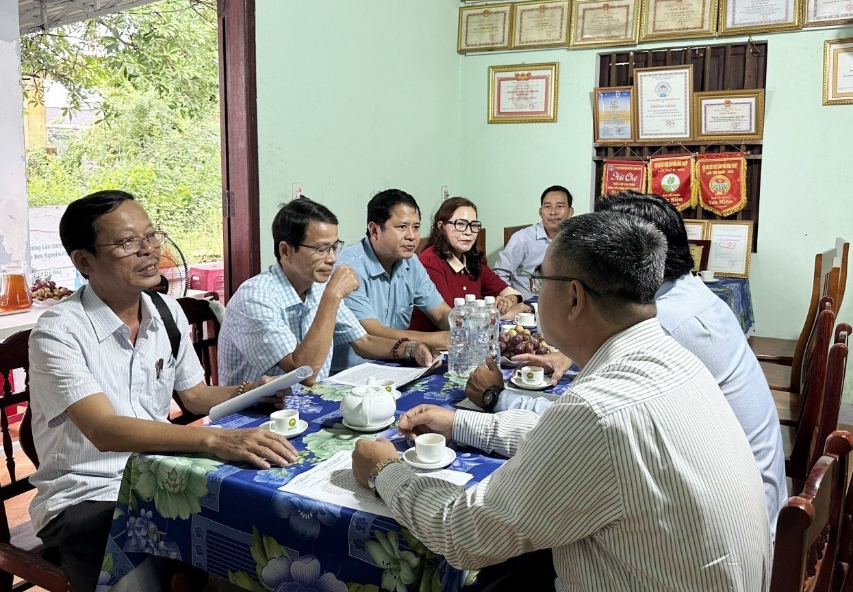 Đoàn công tác Ủy ban MTTQ Việt Nam huyện Phú Lộc (tỉnh Thừa Thiên Huế) làm việc với HTX NN Bình Đào. Ảnh: A.T