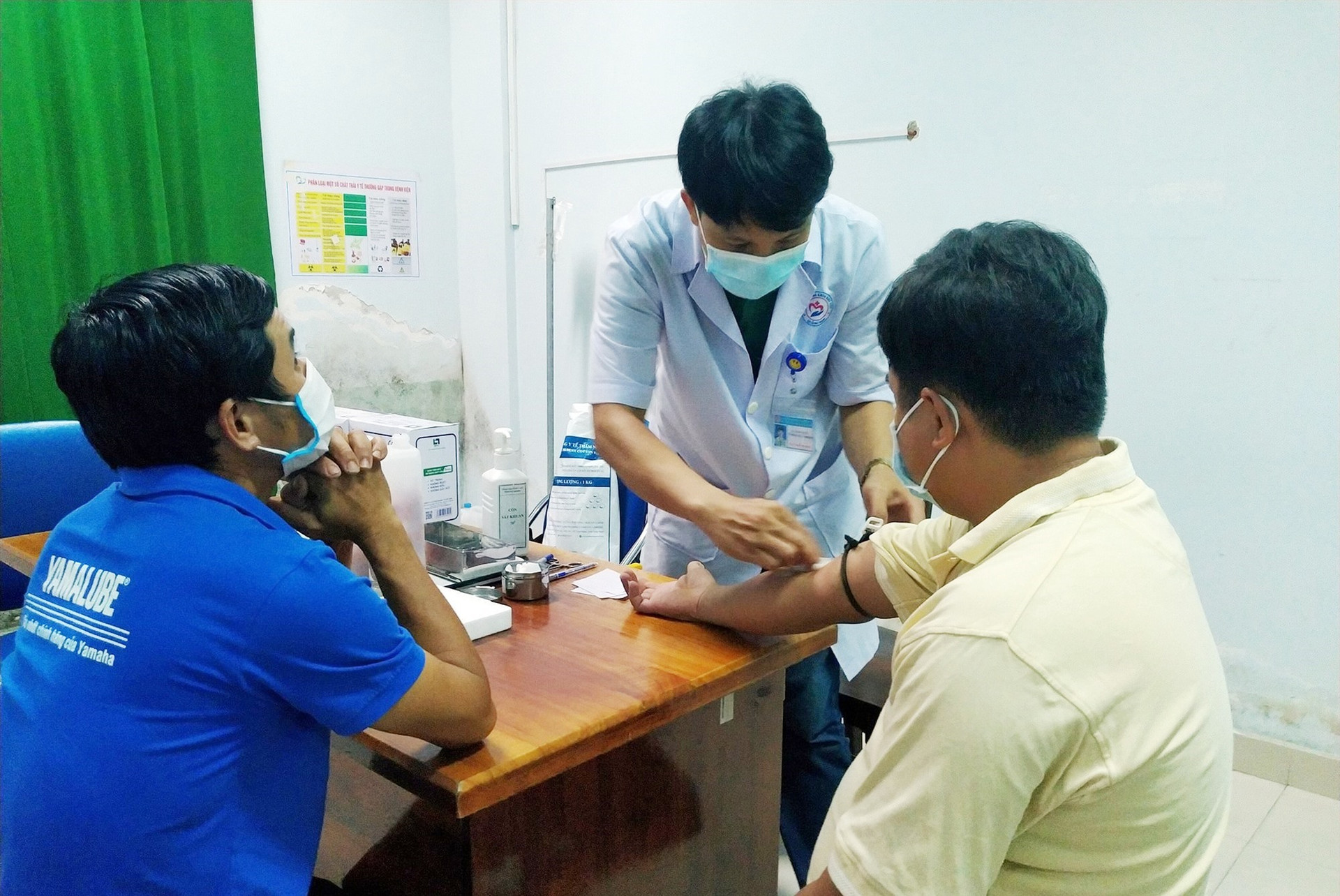 Thành viên CLB Ngân hàng máu sống xã Duy Trung tham gia hiến máu cứu người tại bệnh viện
