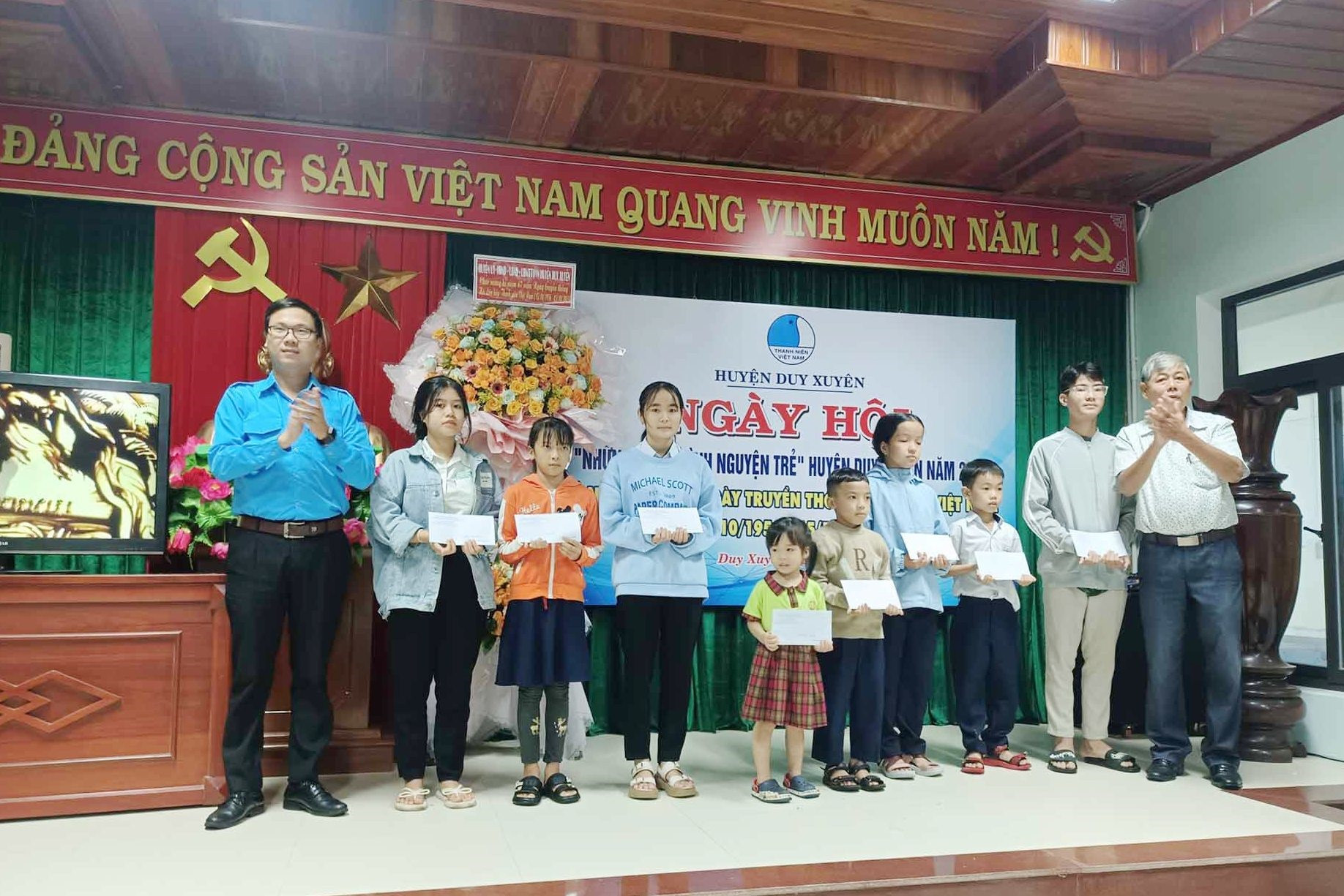Tặng học bổng cho học sinh nghèo hiếu học huyện Duy Xuyên