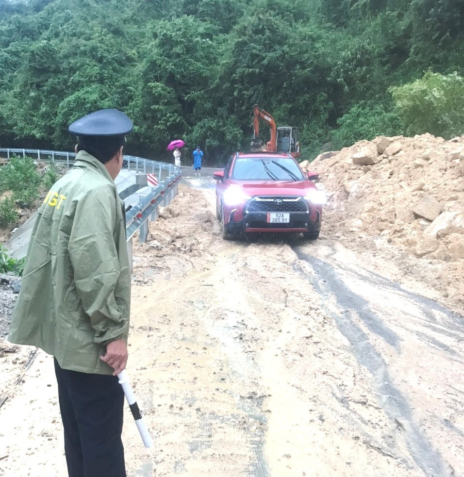 Lực lượng Thanh tra Sở GTVT Quảng Nam chốt chặn, hỗ trợ đơn vị quản lý đường khắc phục sự cố trước khi thông xe bước một. Ảnh: C.T