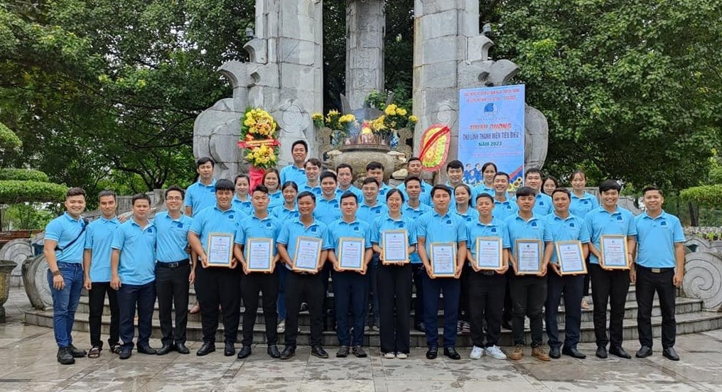 Tổ chức tuyên dương 10 thủ lĩnh thanh niên tiêu biểu thị xã Điện Bàn năm 2023 tại Nghĩa trang Liệt sĩ Trường Sơn (tỉnh Quảng Trị). Ảnh: CTV