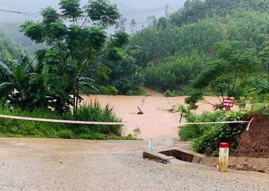 Lực lượng chức năng giăng dây cảnh báo không cho người dân qua lại tại khu vực bị ngập lũ. Ảnh: CTV