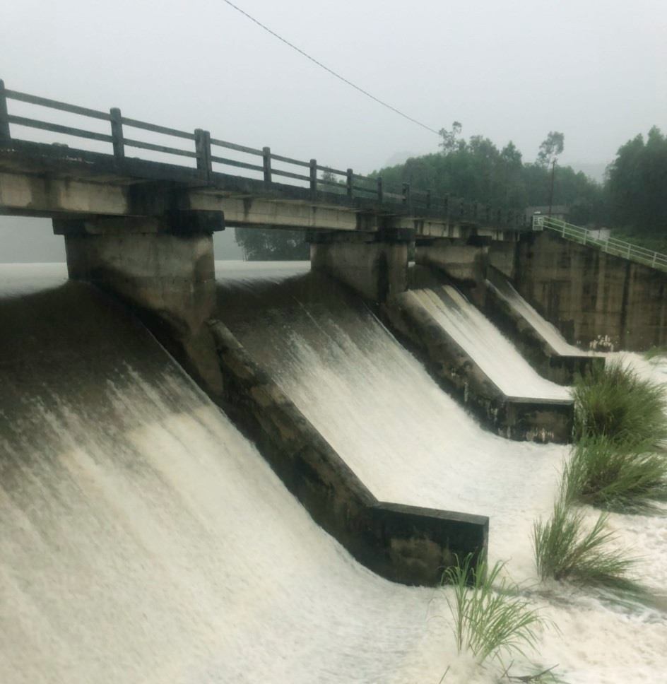 Từ sáng nay 14/10, hồ chứa Phú Lộc ở xã Duy Sơn (Duy Xuyên) nước đã chảy qua tràn tự do.  Ảnh: PV