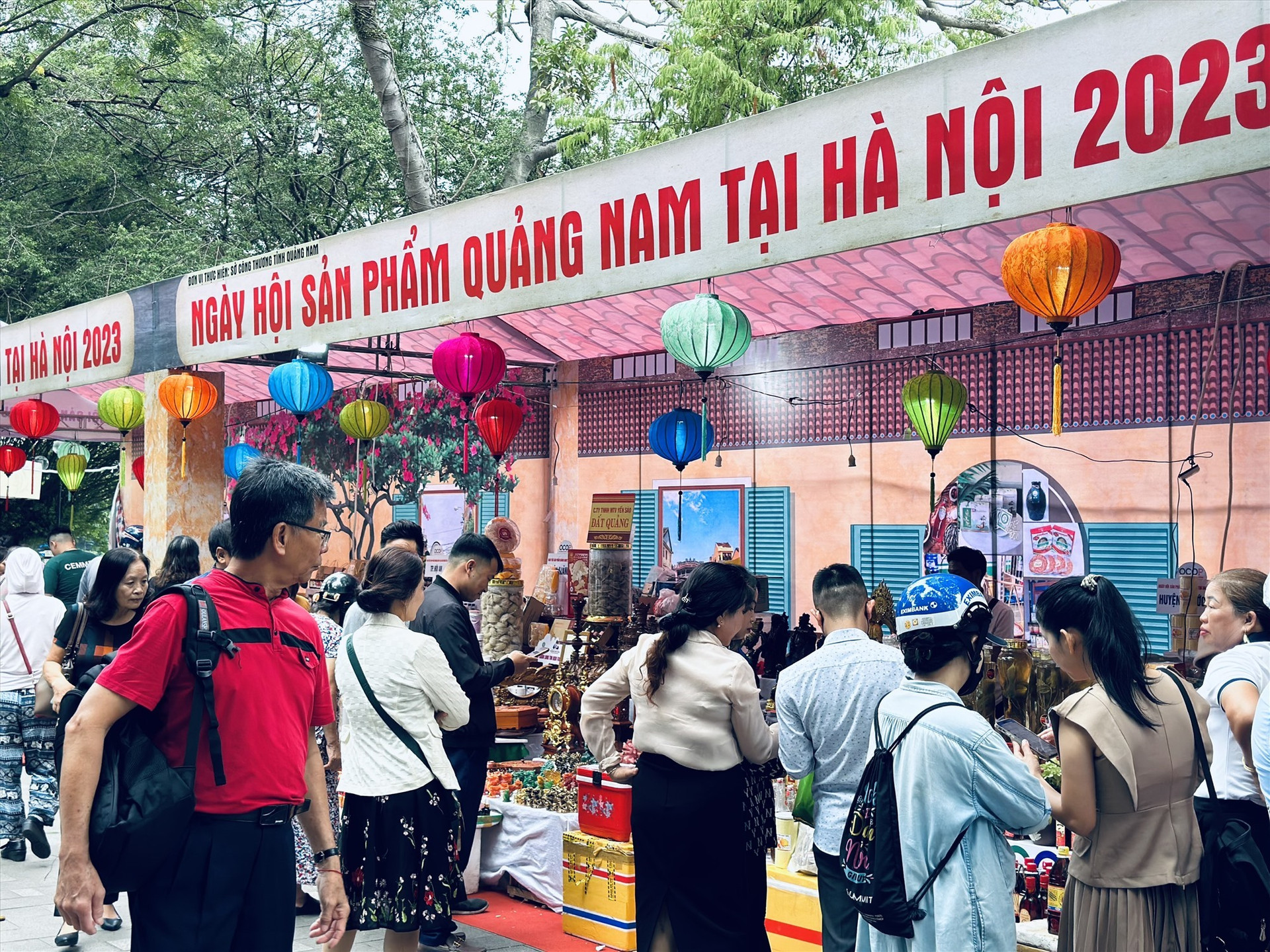 The festival takes place on Hoan Kiem Lake walking street (Hoan Kiem district, Ha Noi city)