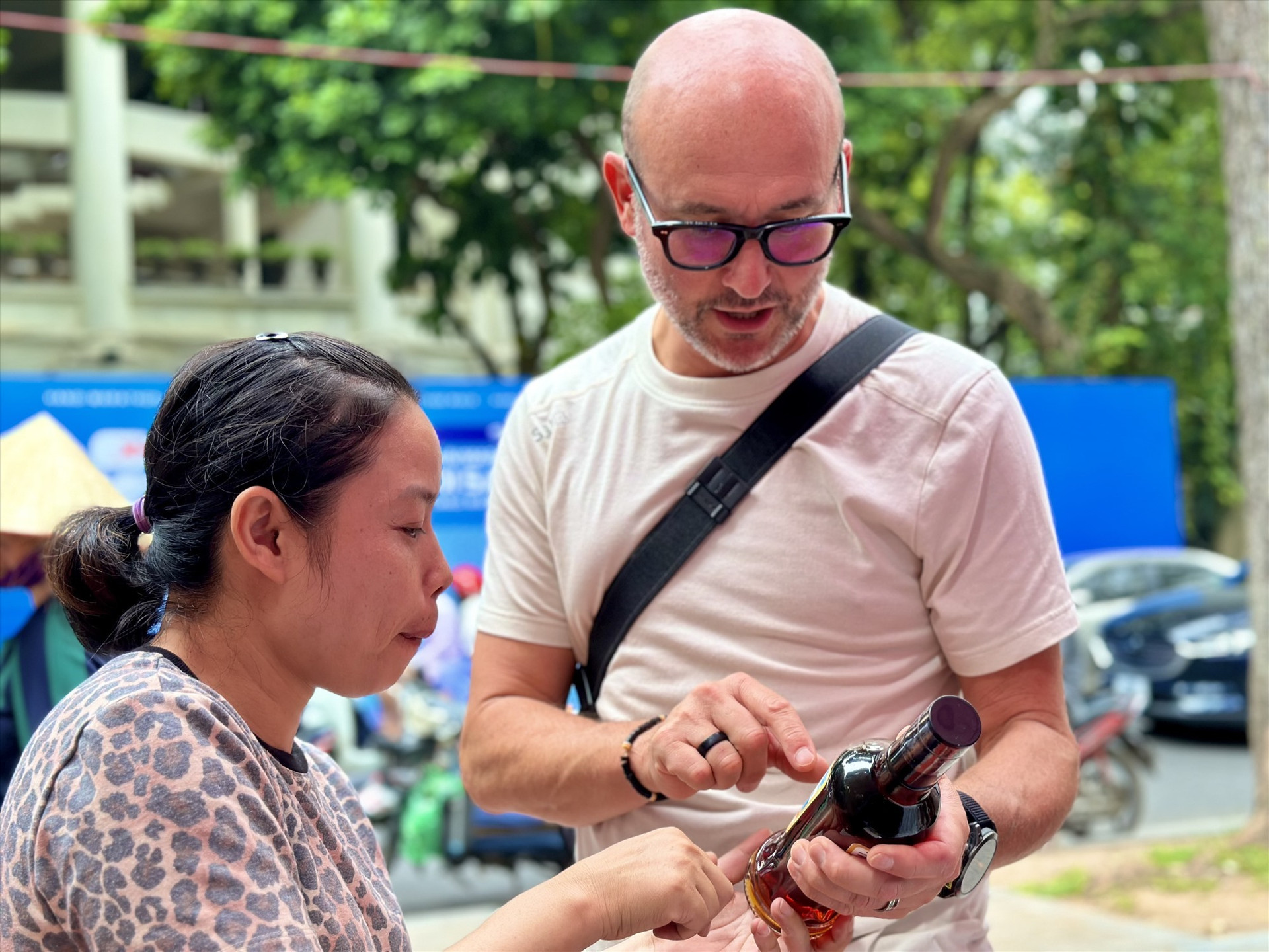 Introducing Quang Nam products to a foreigner
