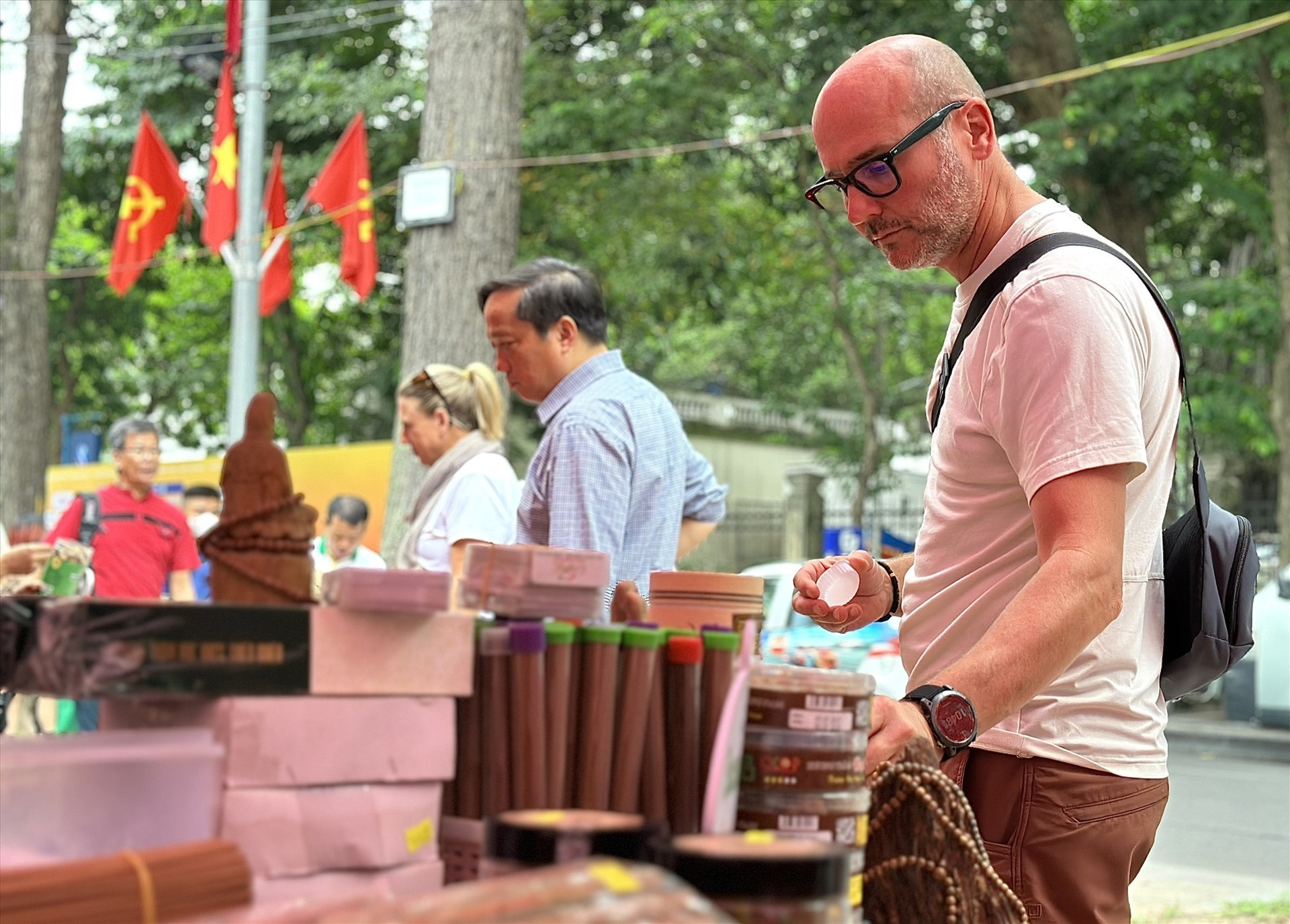 Foreigners learn about Quang Nam products.
