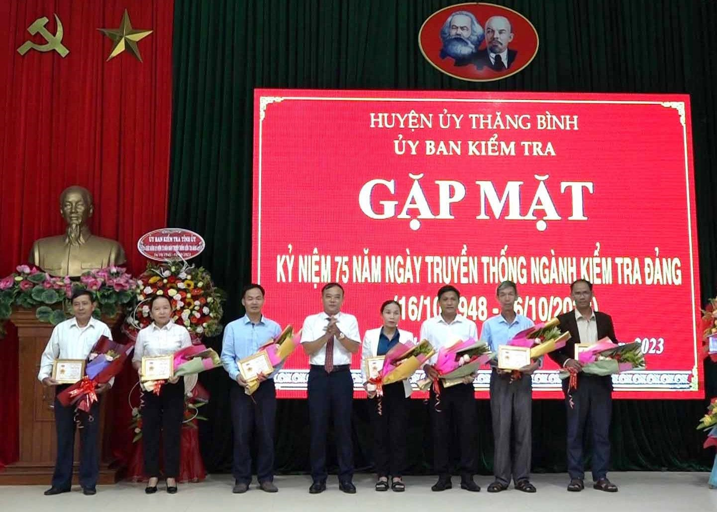 Đồng chí Lê Quang Hạt – Phó Bí thư Thường trực Huyện ủy trao kỷ niệm chương “Vì sự nghiệp kiểm tra của Đảng” cho các đồng chí. Ảnh: T.N