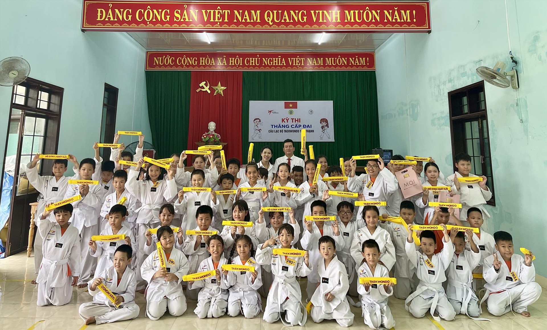 Các học viên Câu lạc bộ Taekwondo Tân Thạnh thăng cấp đai Taekwondo. Ảnh: Q.VIỆT