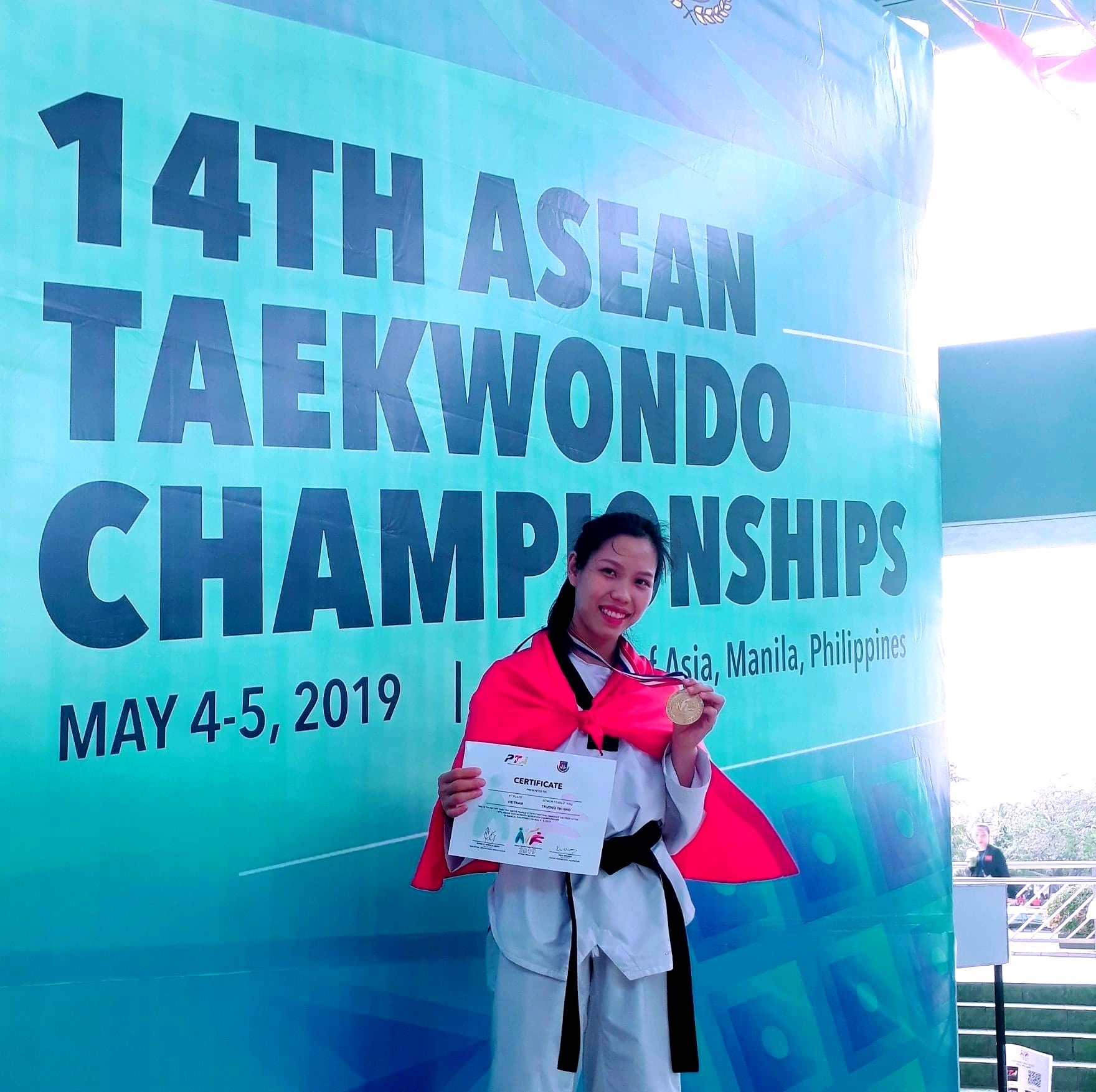Nữ võ sĩ Taekwondo Trương Thị Nhớ đoạt huy chương vàng giải vô địch Taekwondo Đông Nam Á năm 2019. Ảnh: NVCC