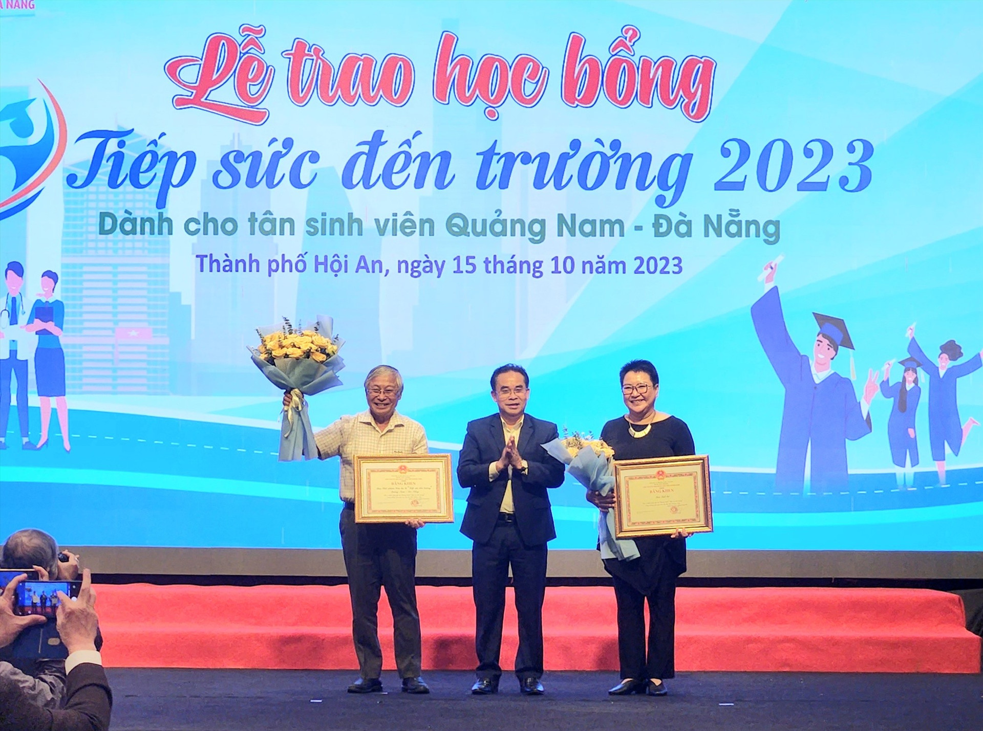 Lãnh đạo tỉnh trao bằng khen của Chủ tịch UBND tỉnh cho đại diện Báo Tuổi trẻ và Câu lạc bộ tiếp sức đến trường Quảng Nam - Đà Nẵng. Ảnh: Q.T