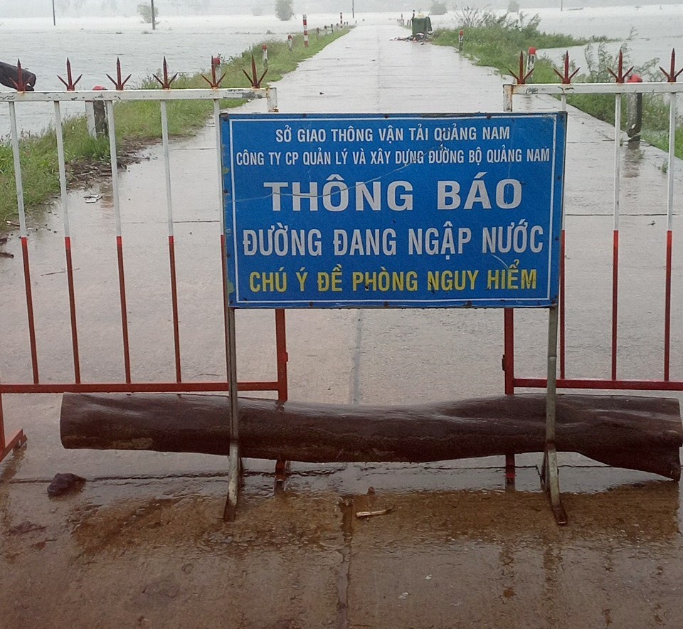 Nước băng qua tuyến ĐT615, đoạn xã Tam Đàn (Phú Ninh) đi xuống xã Tam Thăng (Tam Kỳ). Ảnh: SỞ GTVT