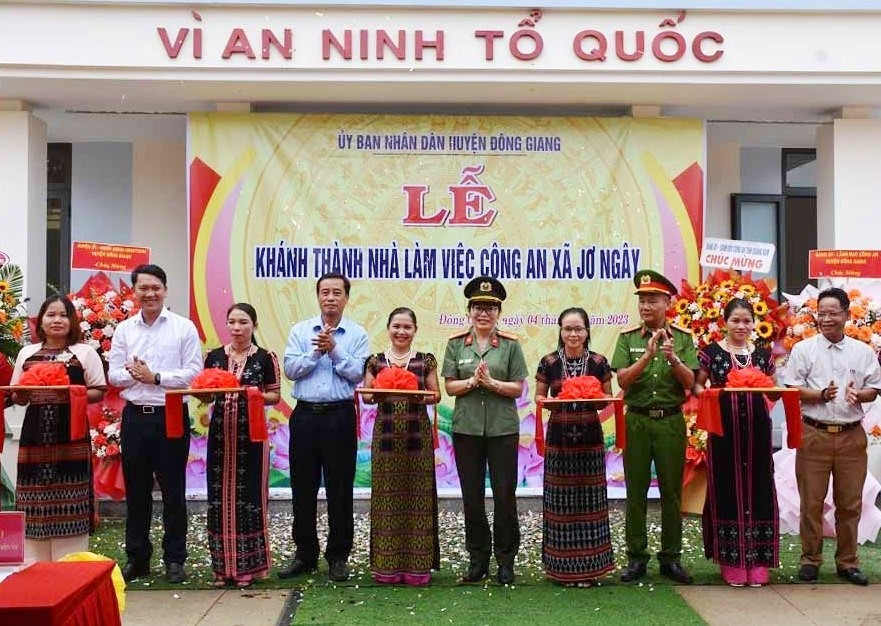 Ngày 4/10/2023, UBND huyện Đông Giang tổ chức lễ khánh thành và đưa vào sử dụng trụ sở Công an xã Jơ Ngây. Ảnh: XUÂN MAI