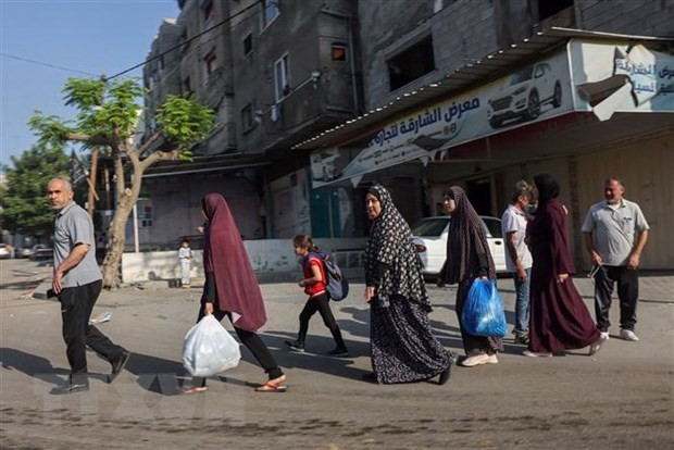 Người dân Palestine sơ tán tới các khu vực an toàn ở Gaza sau các cuộc không kích của Israel, ngày 13/10. (Ảnh: AFP/TTXVN)