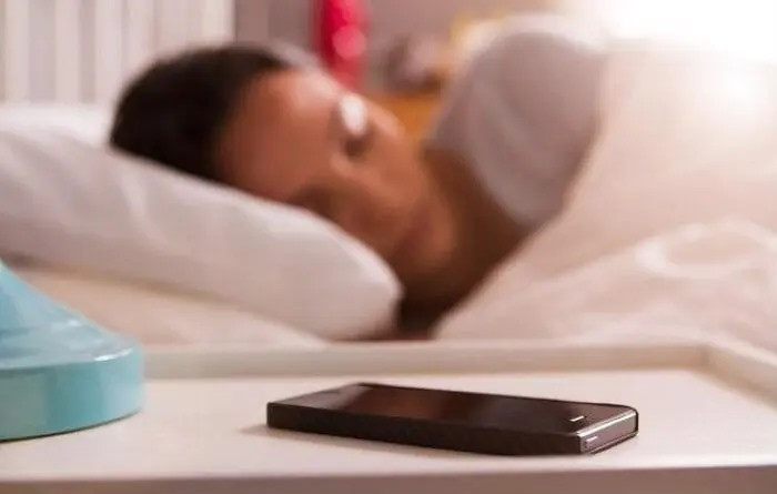 Khi đi ngủ nên bật điện thoại ở chế độ nào để giảm bức xạ? (Ảnh minh họa)